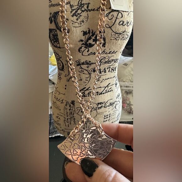 🔥🔥🔥 Betsey Johnson pierced lips necklace with rhinestones Gold Chain. - Picture 3 of 9